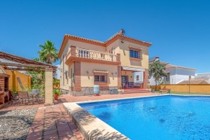  Chalet Se Vende en Alhaurin El Grande , M�laga