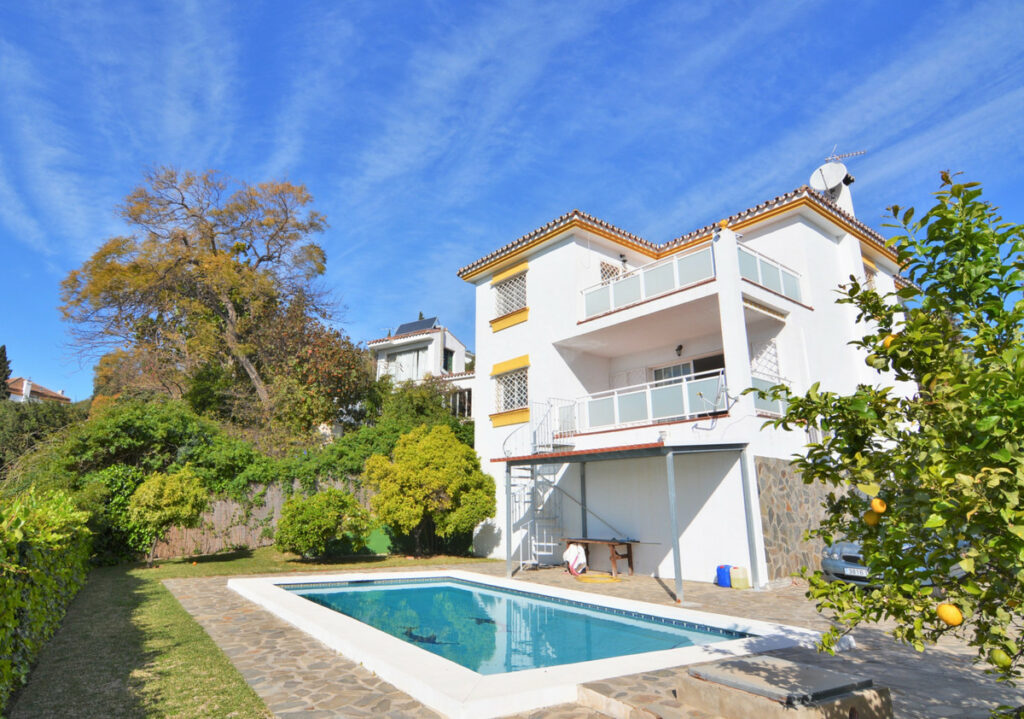 Property in El Coto — photo 37