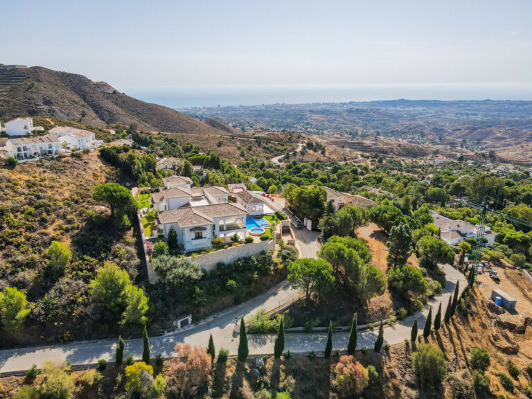House – Detached Villa in Mijas — photo 1
