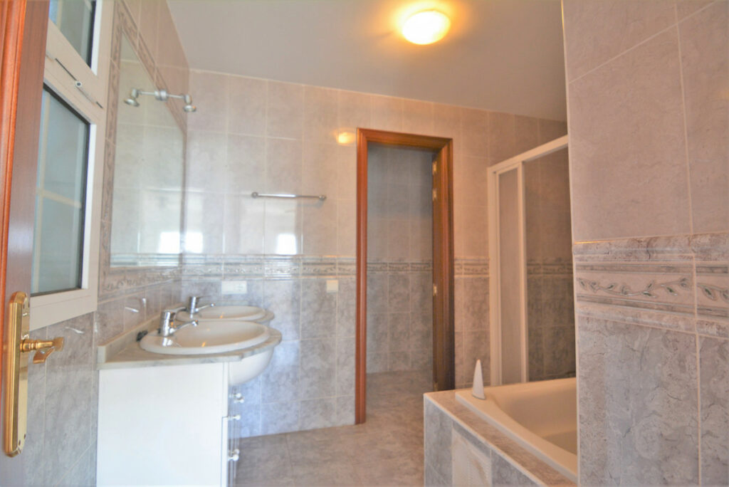 Property in El Coto — photo 14