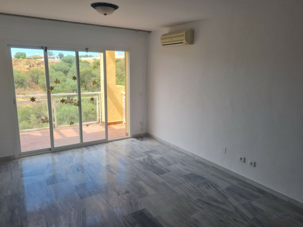 Apartment – Middle Floor Apartment in Mijas Costa — photo 4