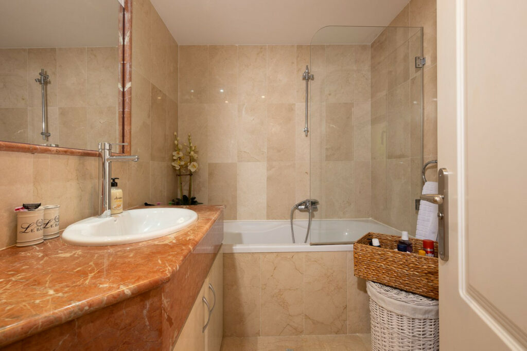 Apartment – Middle Floor Apartment in Calahonda — photo 19