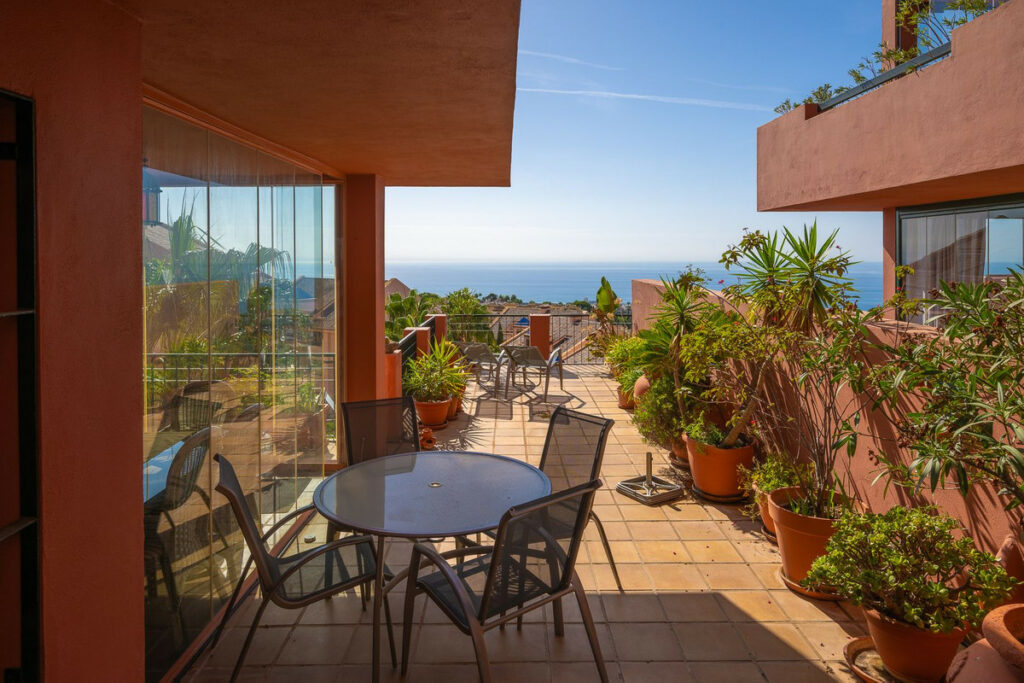 Apartment – Middle Floor Apartment in Calahonda — photo 8