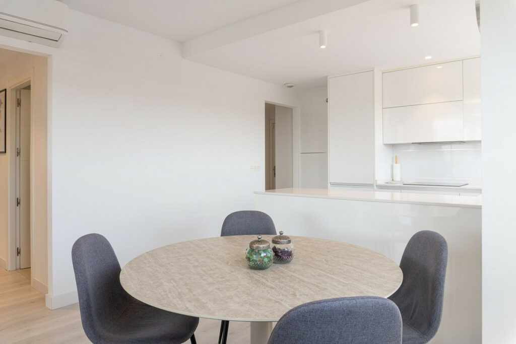 Apartment – Middle Floor Apartment in Las Lagunas — photo 8