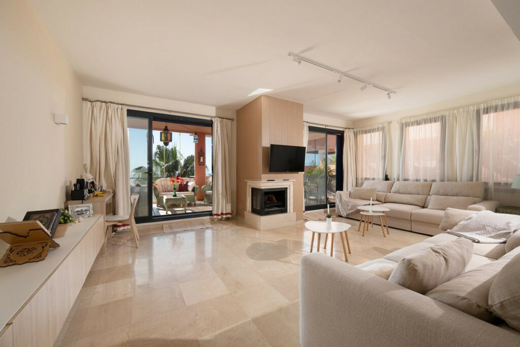 Apartment – Middle Floor Apartment in Calahonda — photo 2