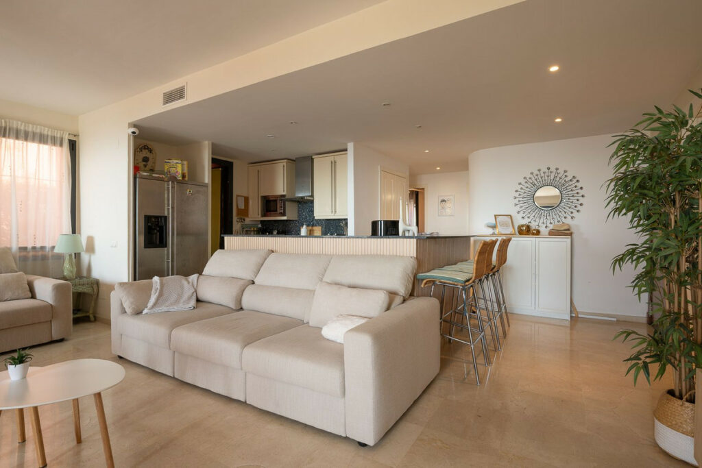 Apartment – Middle Floor Apartment in Calahonda — photo 11