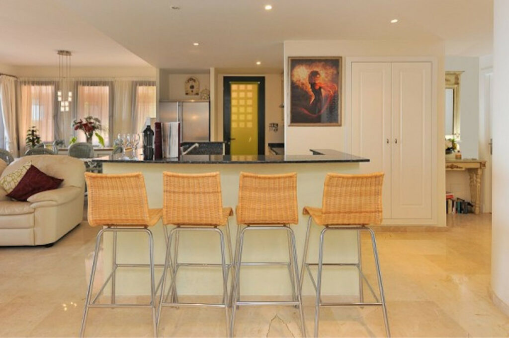 Apartment – Middle Floor Apartment in Calahonda — photo 4