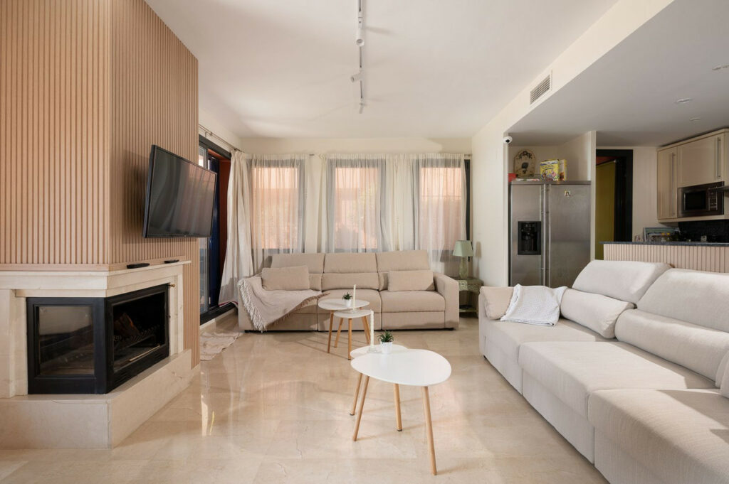 Apartment – Middle Floor Apartment in Calahonda — photo 13
