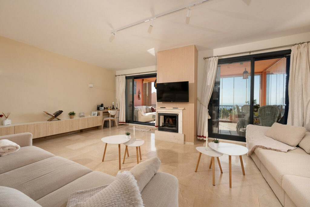Apartment – Middle Floor Apartment in Calahonda — photo 10