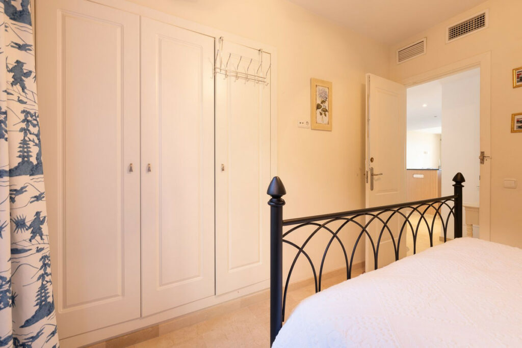 Apartment – Middle Floor Apartment in Calahonda — photo 16