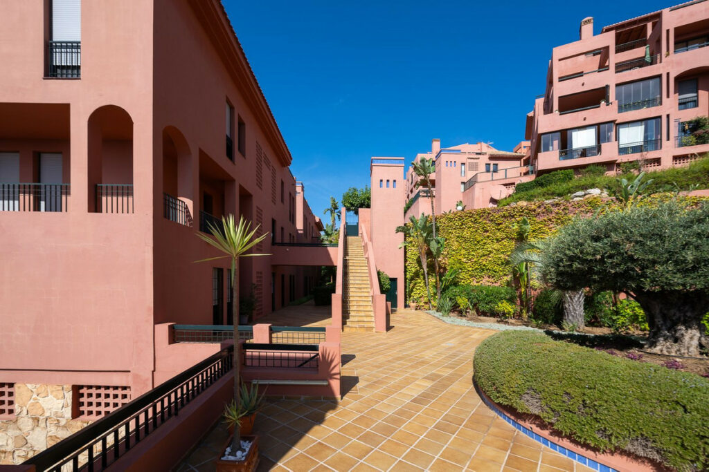 Apartment – Middle Floor Apartment in Calahonda — photo 33